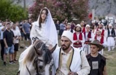 Në gjurmët e historisë: Banorët e Vaut të Dejës inskenojnë dasmën e Skënderbeut