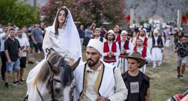 Në gjurmët e historisë: Banorët e Vaut të Dejës inskenojnë dasmën e Skënderbeut