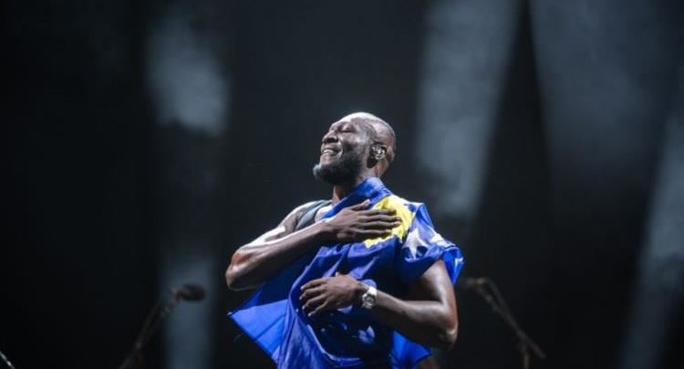 Me flamurin e Kosovës në duar, Stormzy dhuroi mbrëmje të paharrueshme në natën e tretë të ‘Sunny Hill Festival’